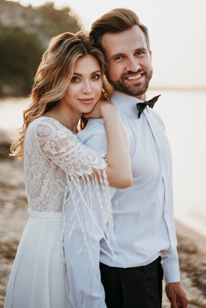 Hermosa pareja celebrando su boda en la playa.