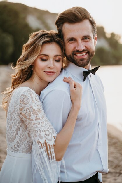 Hermosa pareja celebrando su boda en la playa.