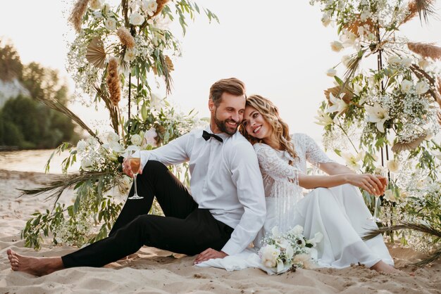 Hermosa pareja celebrando su boda en la playa.