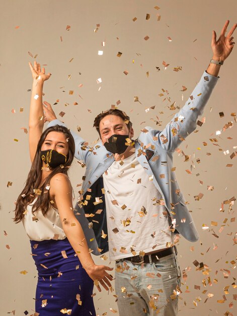 Hermosa pareja celebrando la víspera de año nuevo