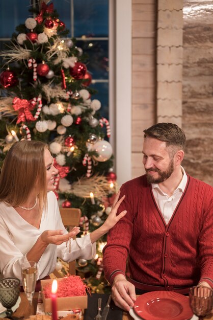 Hermosa pareja en una cena de Navidad