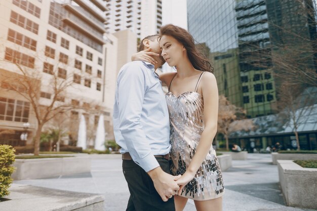 Hermosa pareja en la ciudad