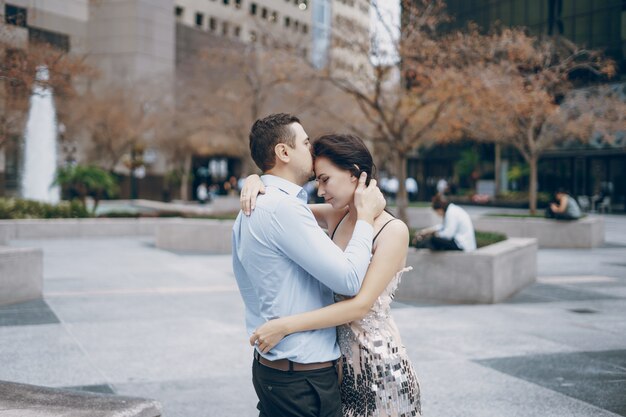 Hermosa pareja en la ciudad