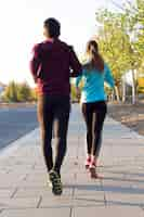 Foto gratuita hermosa pareja corriendo en la calle.