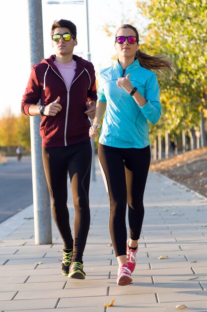 Hermosa pareja corriendo en la calle.