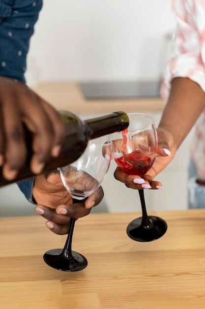 Hermosa pareja disfrutando de una copa de vino juntos