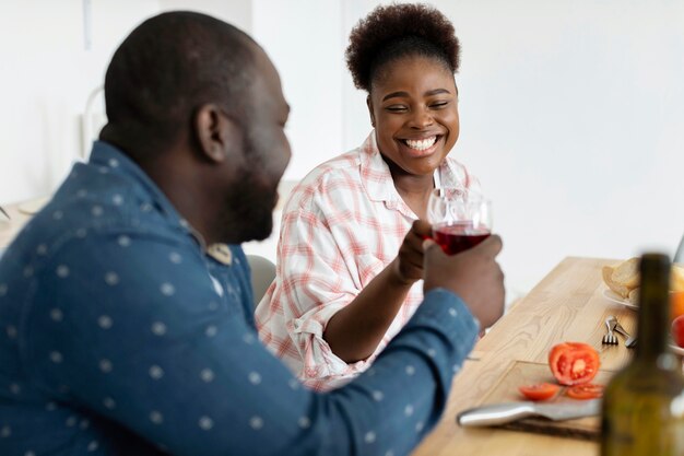 Hermosa pareja disfrutando de una copa de vino juntos