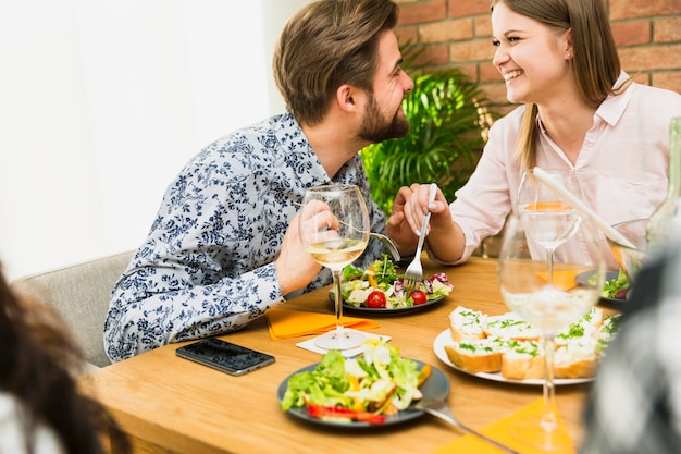 Hermosa pareja disfrutando el uno del otro