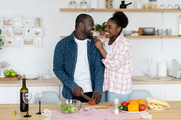 Hermosa pareja disfrutando de su tiempo juntos en casa