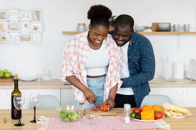 Hermosa pareja disfrutando de su tiempo juntos en casa