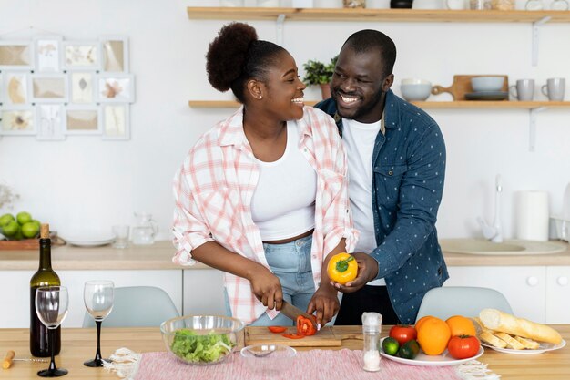 Hermosa pareja disfrutando de su tiempo juntos en casa