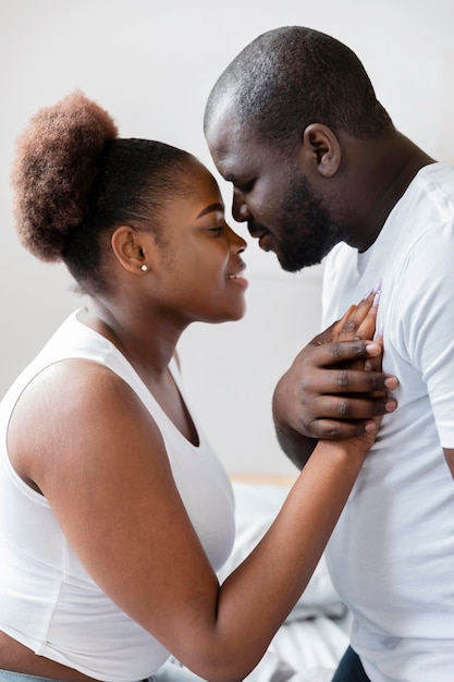 Foto gratuita hermosa pareja disfrutando de su tiempo juntos