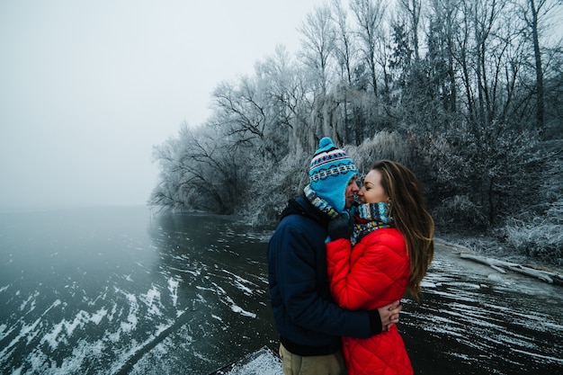 Foto gratuita hermosa pareja divirtiéndose en el muelle en el lago