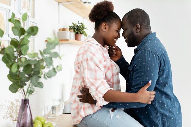 Hermosa pareja divirtiéndose