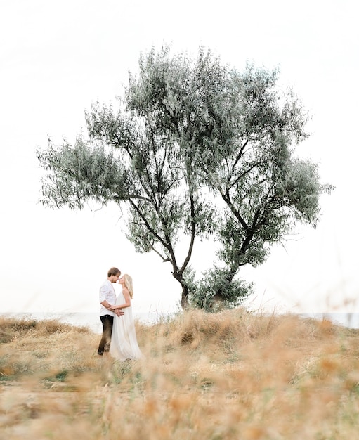 Foto gratuita hermosa pareja elegante caminando en la costa