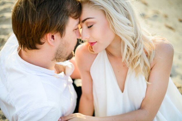 Hermosa pareja elegante posando en la playa