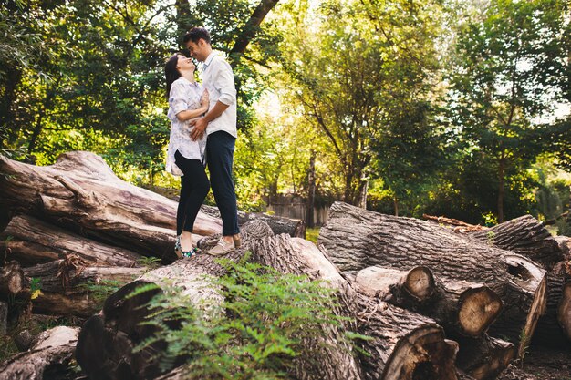 Hermosa pareja embarazada relajante afuera en el bosque