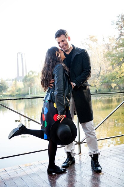 Hermosa pareja de enamorados caminando en el parque de otoño