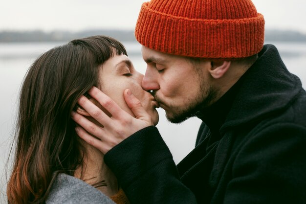 Hermosa pareja encantadora afuera