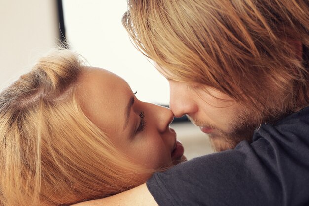 Hermosa pareja encantadora en casa