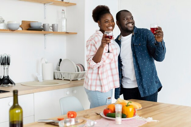 Hermosa pareja estar juntos en la cocina