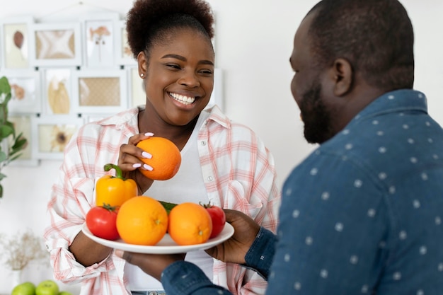 Foto gratuita hermosa pareja estar juntos en la cocina