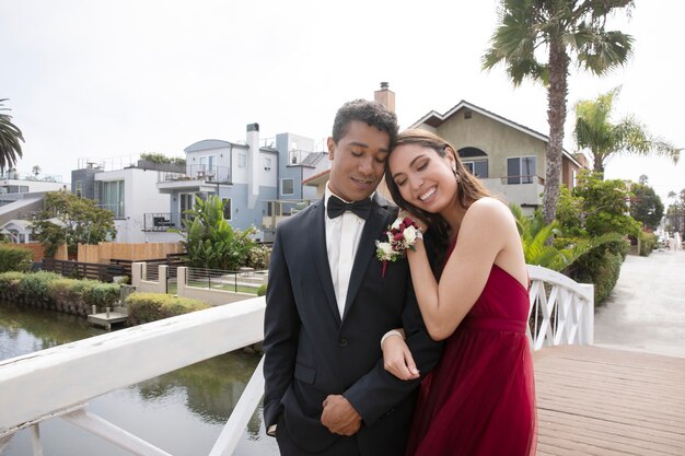 Hermosa pareja de estudiantes listos para el baile de graduación