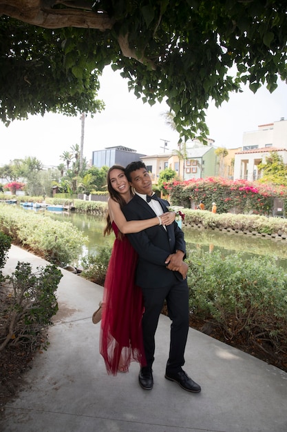 Hermosa pareja de estudiantes listos para el baile de graduación