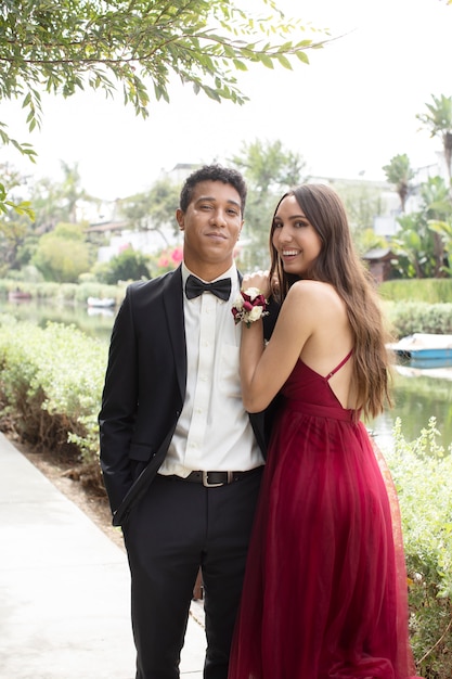 Foto gratuita hermosa pareja de estudiantes listos para el baile de graduación