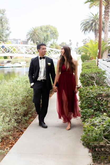 Hermosa pareja de estudiantes listos para el baile de graduación