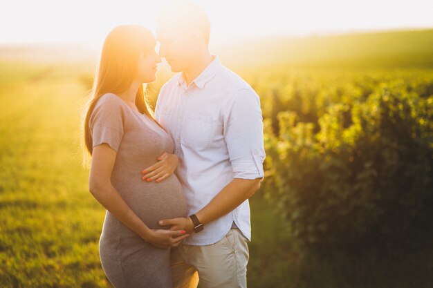 Hermosa pareja expacting para un bebé