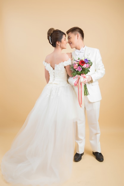 Hermosa pareja feliz en boda en estudio