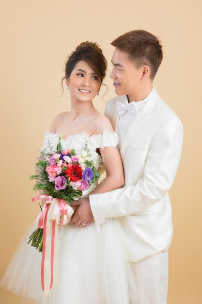 Hermosa pareja feliz en boda en estudio