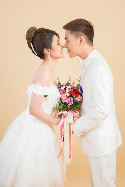 Hermosa pareja feliz en boda en estudio