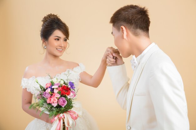 Hermosa pareja feliz en boda en estudio