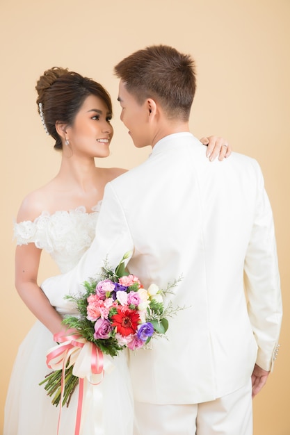 Hermosa pareja feliz en boda en estudio