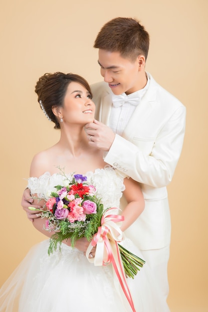 Hermosa pareja feliz en boda en estudio