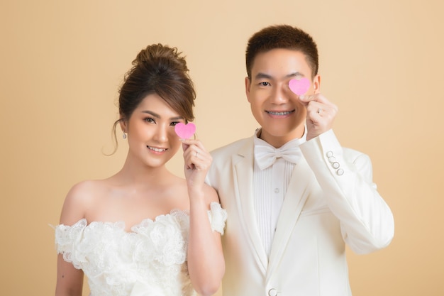 Hermosa pareja feliz en boda en estudio