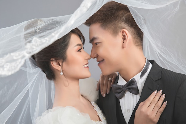 Hermosa pareja feliz en boda en estudio