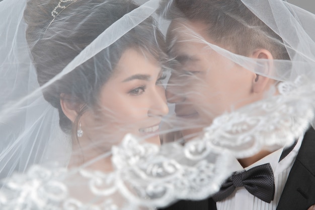 Hermosa pareja feliz en boda en estudio