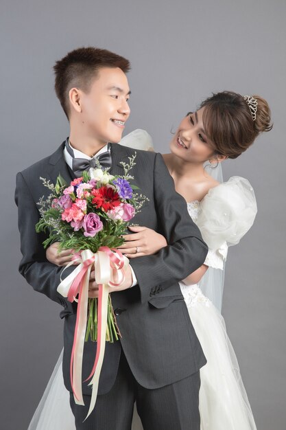 Hermosa pareja feliz en boda en estudio