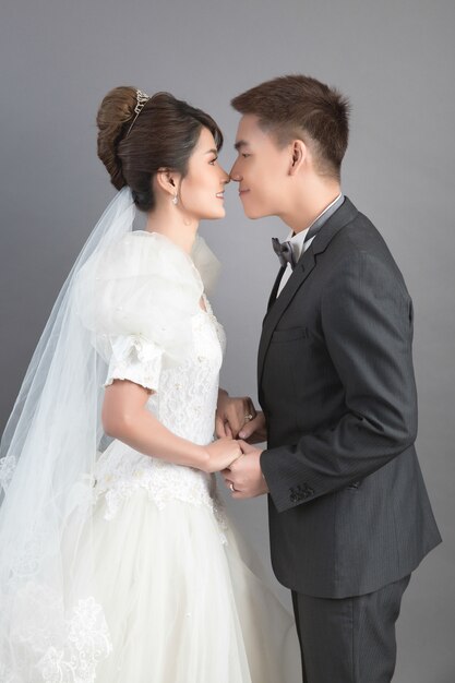 Hermosa pareja feliz en boda en estudio