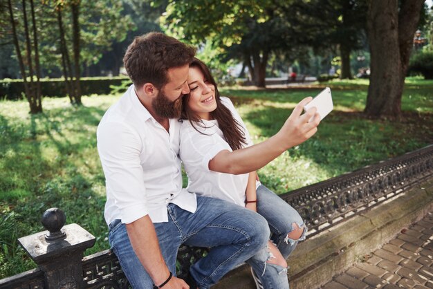 Una hermosa pareja hace una foto al aire libre