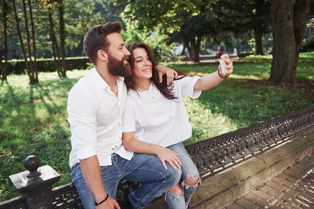 Una hermosa pareja hace una foto al aire libre