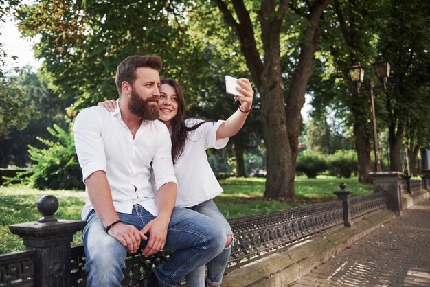 Una hermosa pareja hace una foto al aire libre