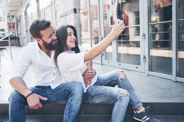 Una hermosa pareja hace una foto al aire libre