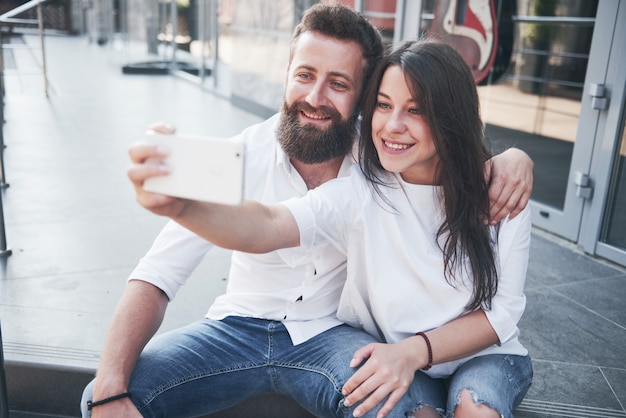 Foto gratuita una hermosa pareja hace una foto al aire libre