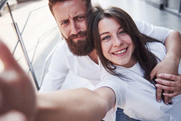 Una hermosa pareja hace una foto al aire libre