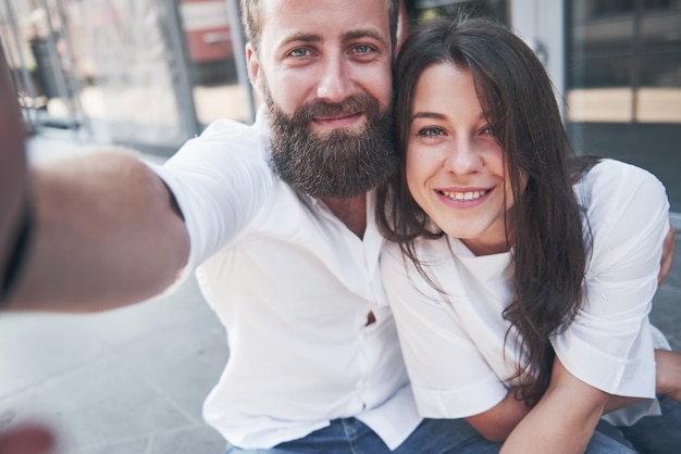 Una hermosa pareja hace una foto al aire libre