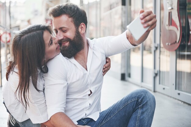 Una hermosa pareja hace una foto al aire libre